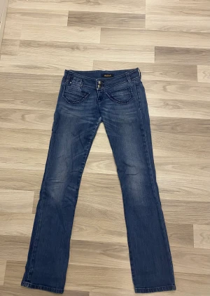 Lågmidjade jeans  - Snygga blå jeans med silver detaljer