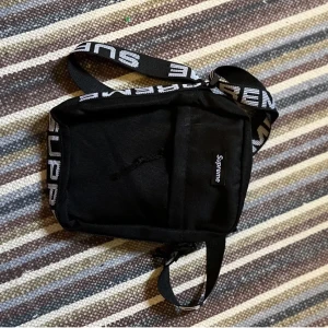 Supreme Messenger bag - En väldigt fin Axel väska som är använd några gånger under sommaren