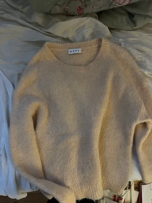 Ljusrosa tröja - Stickad ljusrosa tröja i ”fluffigt” tjockt material. Knappt använd, nypris ligger på 800kr