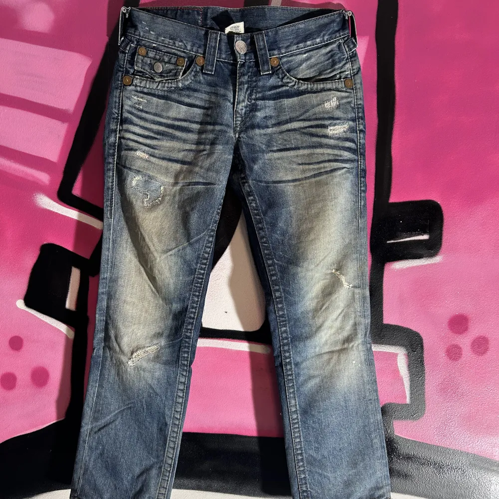 Tjena feta rainbowstitch trueys i strlk 32/33, lite mer straight fit as nice byxor overall!! . Jeans & Byxor.