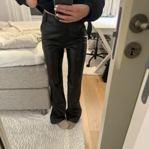 Skinnbyxor - Skinnbyxor från Madlady i storlek S. Lite långa för mig som är ca 165 cm lång. Ordinarie pris är 649kr, jag säljer för 175kr. Endast använda ca 2 ggr.
