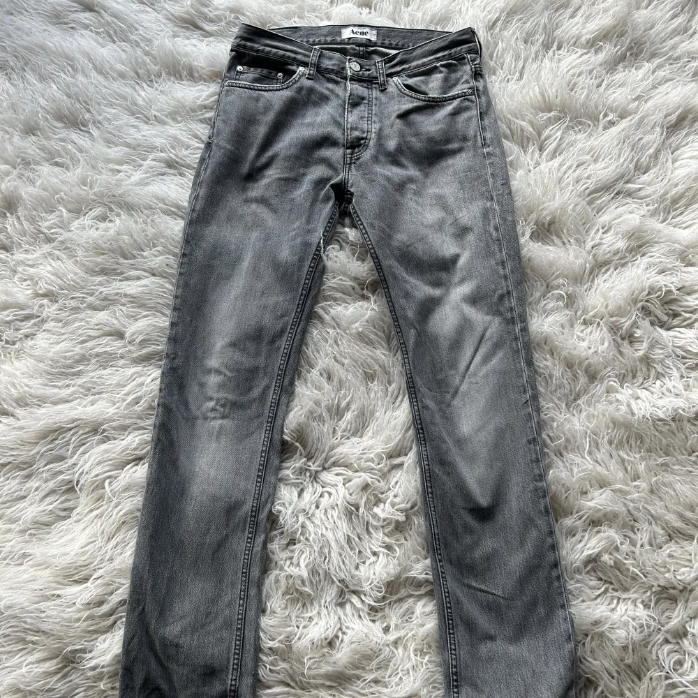 Acne jeans i färgen grå, storlek 31/32 slim fit. Inga defekter, nypris 2100kr, mitt pris 599kr!. Jeans & Byxor.