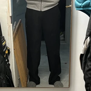 Svarta kostymbyxor  - Säljer dessa snygga loose fit kostymbyxor åt min kille då dem tyvärr va förstora på honom. Dom är helt nya & oanvända! Prislappen sitter kvar!  Nypris 500kr 