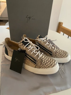 Guiseppe Zanotti London SC  - Säljer ett par helt nya Guiseppe Zanottis i storlek 45! Aldrig använda.  Allt og tillkommer: box, tags, dustbag osv. Det finns äkthetsbevis som bevisar att de är äkta (sista bilden). Nypriset är cirka 6000 kronor och de säljs för 2000 som är mkt bra pris.