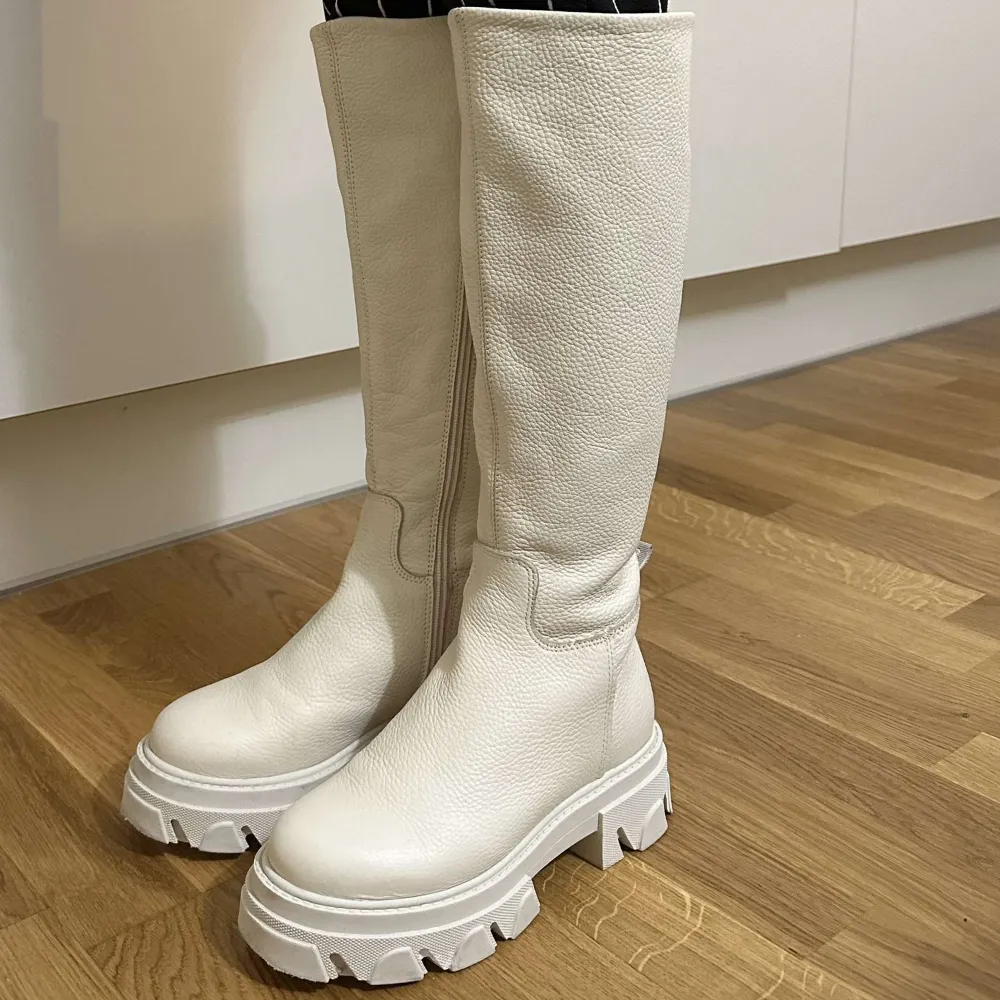Säljer ett par Steve Madde stövlar i beige. Säljer åt en annan så svarar så snabbt jag kan🌸de är bara använda vid två tillfällen och inga defekter . Kengät.