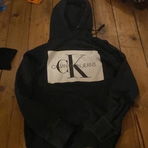 CK hoodie  - Något urtvättad men i övrigt bra skick. 
