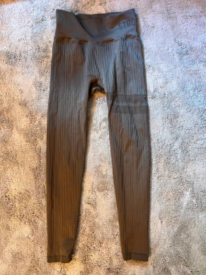 Stronger Rib Seamless Tights - Ribbstickat i färgen ”Falcon”. Den är seamless och hög i midja. Storlek M/L. Plick bjuder på frakt t.o.m. 19 nov 2023.