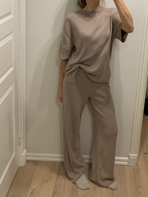 H&M stickad tröja - Säljer detta settet från H&M, trekvartsärmad tröja i strl S, byxor strl XS☺️💕