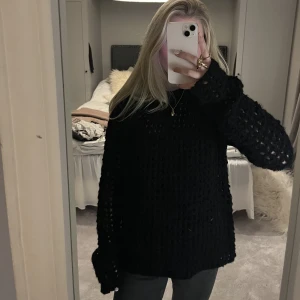 Svart stickad tröja - Säljer denna jätte fina svarta tröja från Zadig & Voltaire, passar S-M❤️