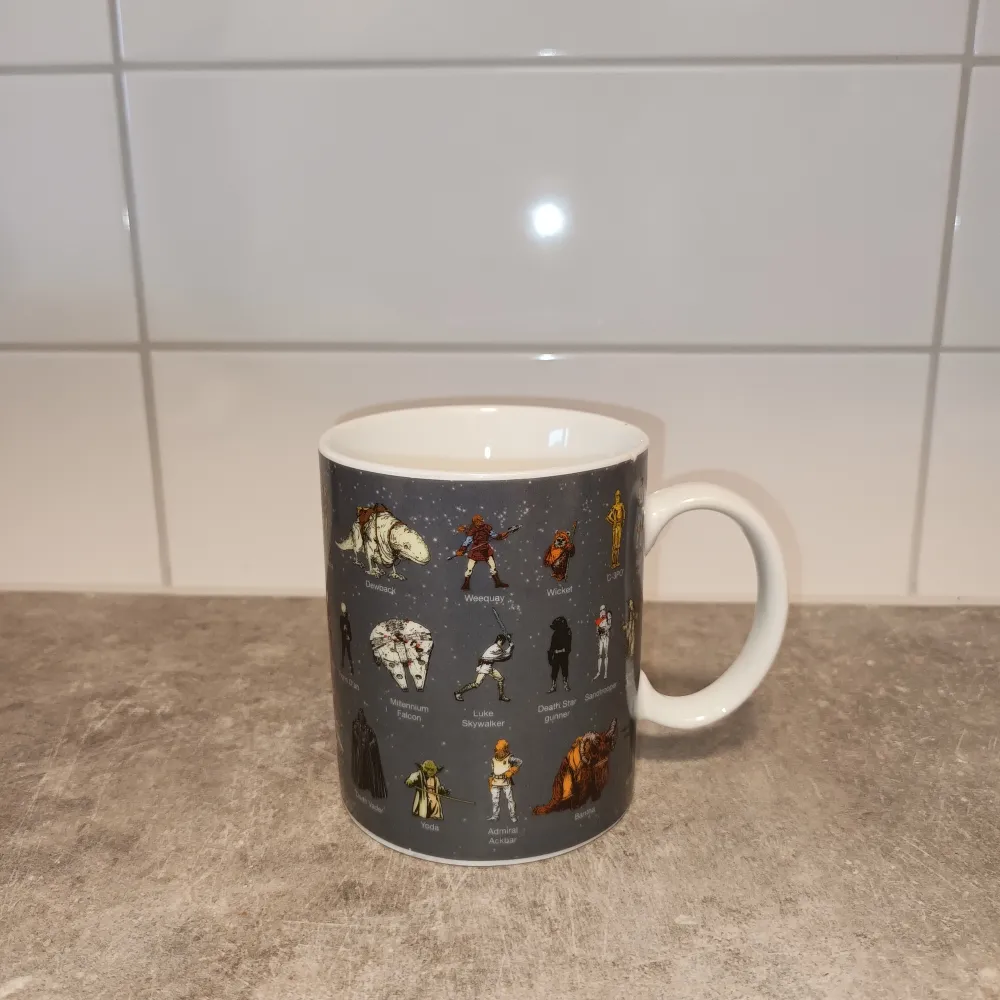 Mugg med Star Wars karaktärer på . Accessoarer.