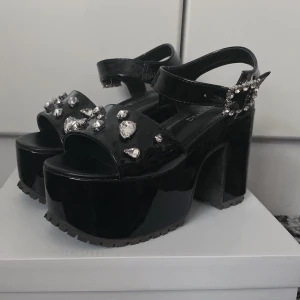 Dear my Love sandaler - Platå Sandaler från det japanska märket Dear My Love, sjukt bekväma! Men måste tyvärr sälja då de är för små för mig ໒꒰ྀི ╥﹏╥ ꒱ྀིა