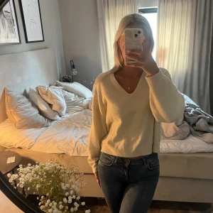 Fin stickad tröja - Jättefin stickad tröja från hm, använd fåtal gånger. Tröjan är gul och passar s/m🫶🏻