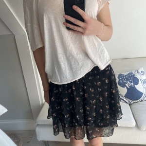 Supersöt kjol💕 - Kjol i blommönster med volanger från bikbok! Strl S❤️