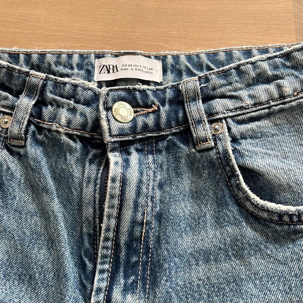 Mid -waist bootcut jeans från zara i väldigt bra skick. Strl 34. Jeans & Byxor.