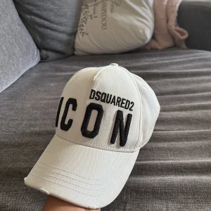 Dsquared 2 keps - Dsquared2 keps Skick 6/10 Pris kan diskuteras  Nypris 1250kr