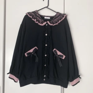 Dear my love jacka  - Jacka från det japanska märket Dear My Love! Ändrat fickorna som förut hade ett glitterhjärta istället för rosett få de trillade av. Annars i gott skick. Är i deras LL-3L storlek men skulle säga den passar de flesta (använd av mig som är XXS och 170cm)