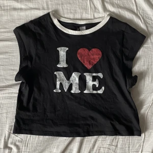 Croptop - Välanvänd men fortfarande i bra skick. Den har väldigt korta ärmar och är en magtröja.