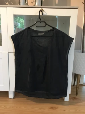 Nygårdsanna topp - Marinblå topp i nyskick, använd endast 1 gång. Storlek uppskattningsvis 36-40