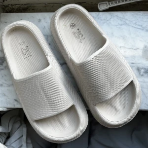 Mjuka gummitofflor - Mjuka tofflor från Lager157 i färgen beige. Slutsålda på hemsidan! De är för stora för mig, därför bara använda en gång.  Står storlek 36/37, men gissar att de är felmärkta för de passar mer 38/39.