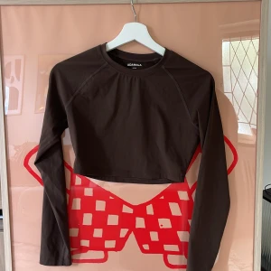 Adanola träningstopp - Långärmad träningstopp från Adanola! Endast använd 2 gånger 🍓 