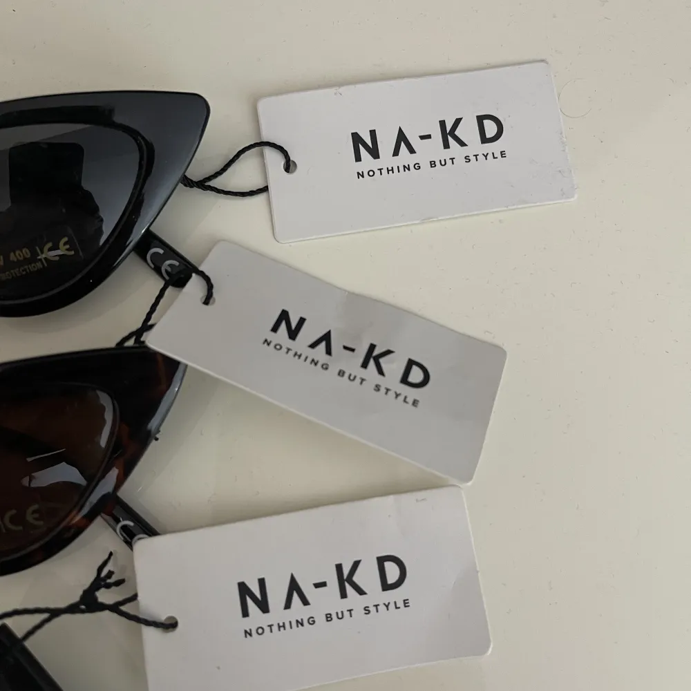 Säljer mina coola solglasögon från nakd då jag aldrig använt dem. Prislapp kvar. I priset ingår alla 3. Köparen står för frakt💕. Accessoarer.