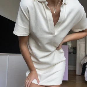 Klänning polo - Polo klänning, fint skick dock lite nopprig på ett avskalat område av klänningen. 