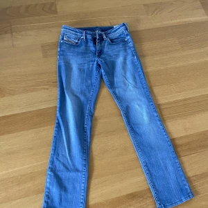 Low waist jeans från diesel - Säljer dessa jeans som jag köpte på plick men inte passade mig. Dom är low waist o ljusblå. Ser ut som nya. Är en 168 o dom sitter perfekt i längden. Frakt står köparen för! 💗