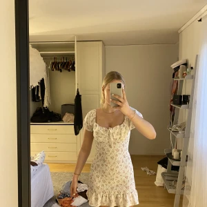 Blommig klänning  - Jättefin blommig klänning i stl.S. Knappt använd.