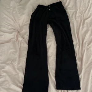 Juciy byxor barn svarta  - Det är svarta juciy byxor barn priset kan diskuteras 💗