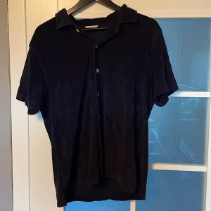 Frotté piké blå - Blå frotté piké köpt på brothers. Gott skick inte använd så mycket. Storlek M.