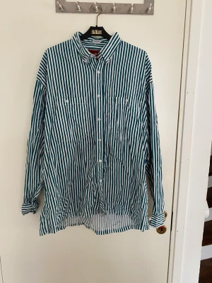 Randig skjorta - Fin skjorta från Kappahl. Storleken är jag lite osäker på då lappen är bortklippt, tror antingen kanske m eller l