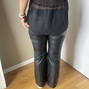 Byxor - Säljer mina as snygga läderbyxor. Säljer då dom tyvärr blivit för korta. Jag är ca 160cm så passar nog exakt på 155 eller 156 där någonstans. Lågmidjade och super sköna. Pris kan diskuteras vid snabb affär❤️❤️