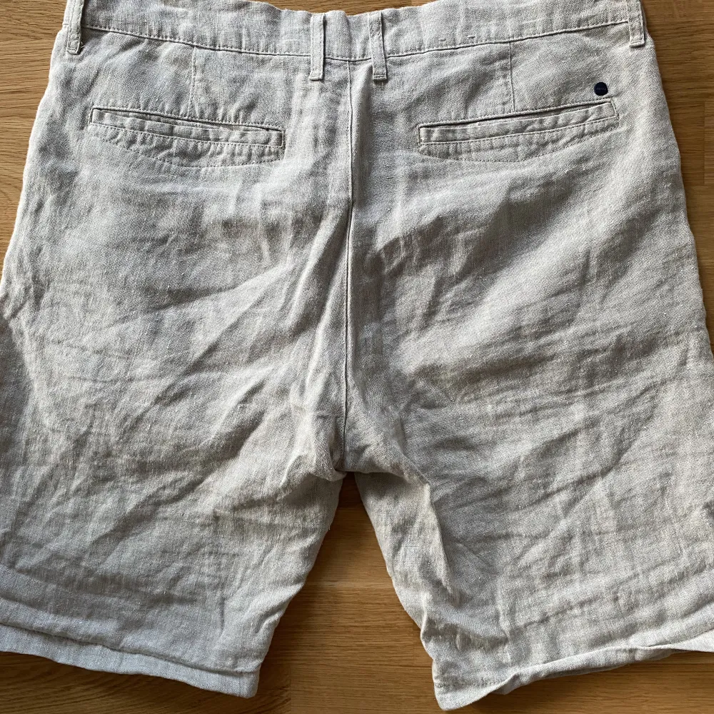 Snygga ljusa linneshorts från kvalitemärket NN07 säljes pga av de är lite för stora för mig.   Storlek 33.  Skriv om du vill ha mer bilder.. Shorts.