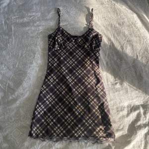 Oanvänd klänning från Reclaimed Vintage i storlek 36, köpt på Asos Har justerbara axelband Normal passform Nypris 329:- Säljer pga inte min stil!