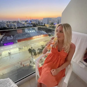 Klänning  - Säljer denna orangea klänning som endast använd en kväll 😇💓 skriv pm för fler bilder så ordnar jag det <3 ( passar flera storlekar då man knyter i nacken och den är stretchig! )