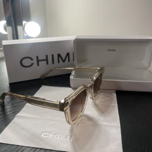 CHIMI - Intressekoll på mina chimis då de inte kommer till så mycket användning ✨  Väldigt fint skick och inga repor eller likande! 🫶 Modell: 04 ecru  Nypris: 1250kr 