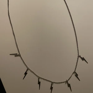 Halsband - Säljer två halsband! Blixthalsband från ur o Penn, använt men i bra skick (15).  Pärlhalsband köpt på Åhléns, endast testat (20kr)! Båda för 30💖🙌