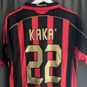 AC Milan tröja med KAKA 22 på ryggen - Retro Kaka Milan tröja från säsongen 06/07 bara testad size M