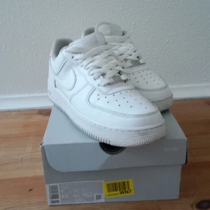 Air force 1 "triple white" STL 40 - Air Force 1 använda ett tag men använda försiktigt, väldigt bra skick. Storlek 40
