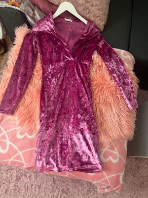 Klänning  - Rosa sammets klänning.  Sitter tajt och passar en som har XS. 