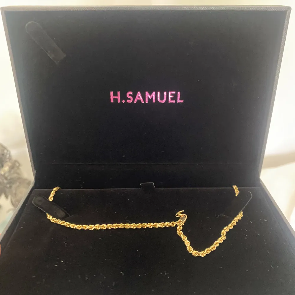 Hej, säljer min 18k guld halsband. Den är trasig därav det billiga priset. Går att att fixa på nån guldsmed för att få den till det normala Info: 18k äkta guld (725) 50cm (trasig) Cordell halsband Hör gärna av er vid eventuella frågor. Accessoarer.