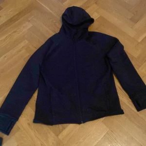 Svart hoodie - Svart hoodie. Storlek xxl. Stor i storleken.