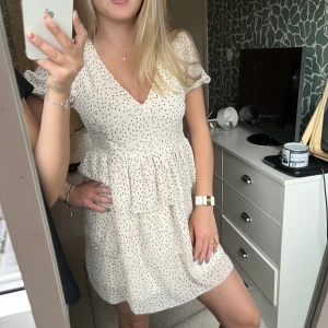 Klänning  - En fin sommar klänning från en butik i Marbella, nypris ca 560kr 