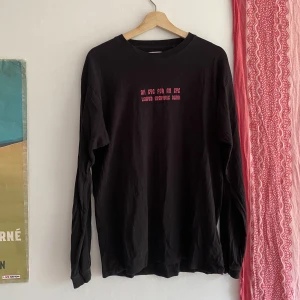 Långärmad tröja - En svart långärmad tröja med tryck köpt från carlings. Väl använd.