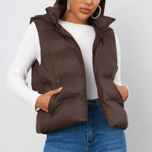 Brun väst i strl XS - Brun vadderad väst med fickor och luva i strl 34, passar även strl 36. Använd 2 ggr.