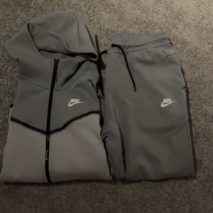 Nike tech fleece dress - Nike tech fleece dress i storlek m Tröjan kostar 500kr och är storlek s byxorna är i storlek m tillsammans 900 skick 10/10