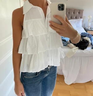 Blus zara - Väldigt fin blus från zara som inte kommer till användning längre, passar till allt och väldigt fint skick! Den är i Xs men passar s