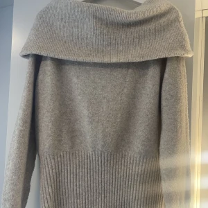 Offshoulder tröja🫶 - Säljer min stickade offshoulder tröja då den är för stor för mig🫶 Köpt från Sellpy men i fint skick. I storlek S men stor i storleken🫶