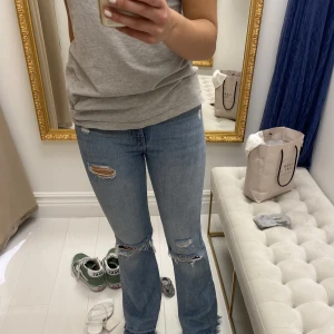 Jeans - Jeans från behrska. Köpta på zalando från bershka. Säljer pga att de tyvärr blivit för små💕