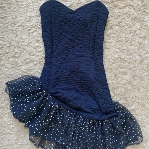 Klänning  - Tubklänning, så fin!! Aldrig använd! Storlek xs. Säljer billigt eftersom jag sytt upp och in den. 150+frakt.🫶🏼😊